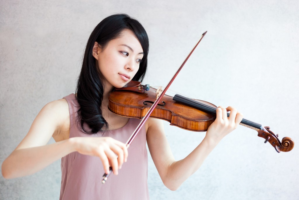 ヴァイオリンを弾く女性 港区でバイオリン教室をお探しの方はこちら