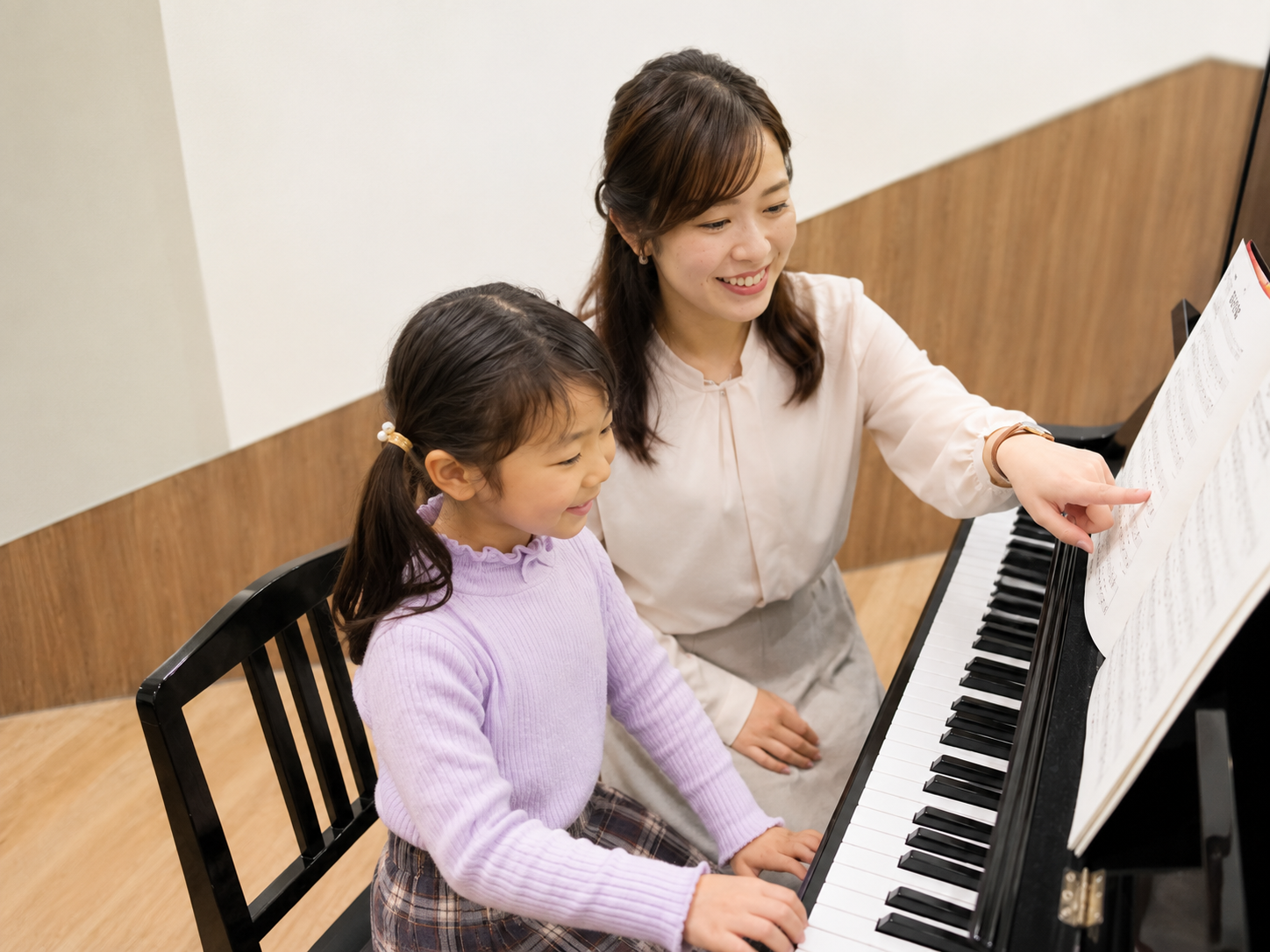 ピアノを演奏する様子