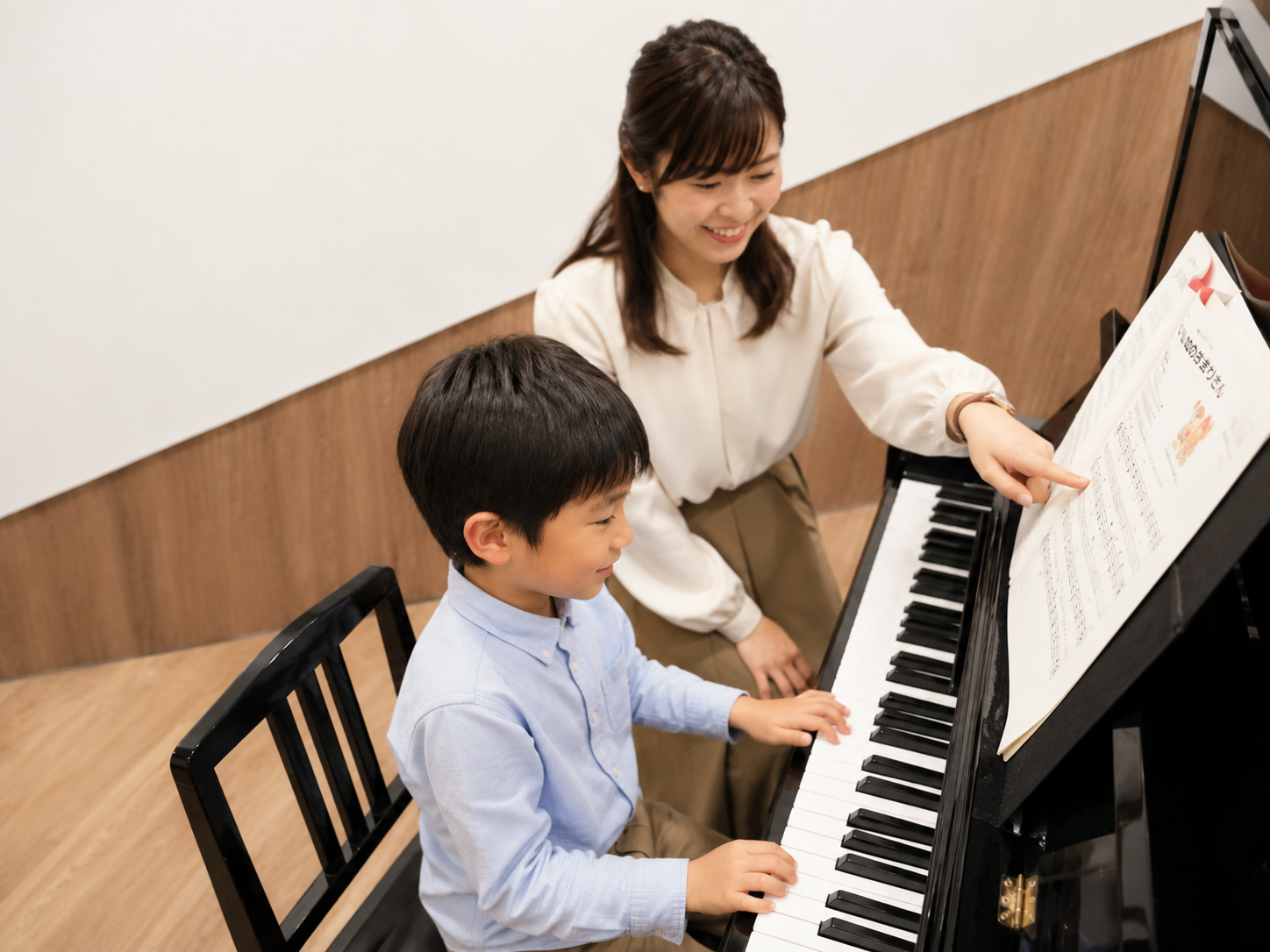 ピアノを弾く男の子のレッスン風景
