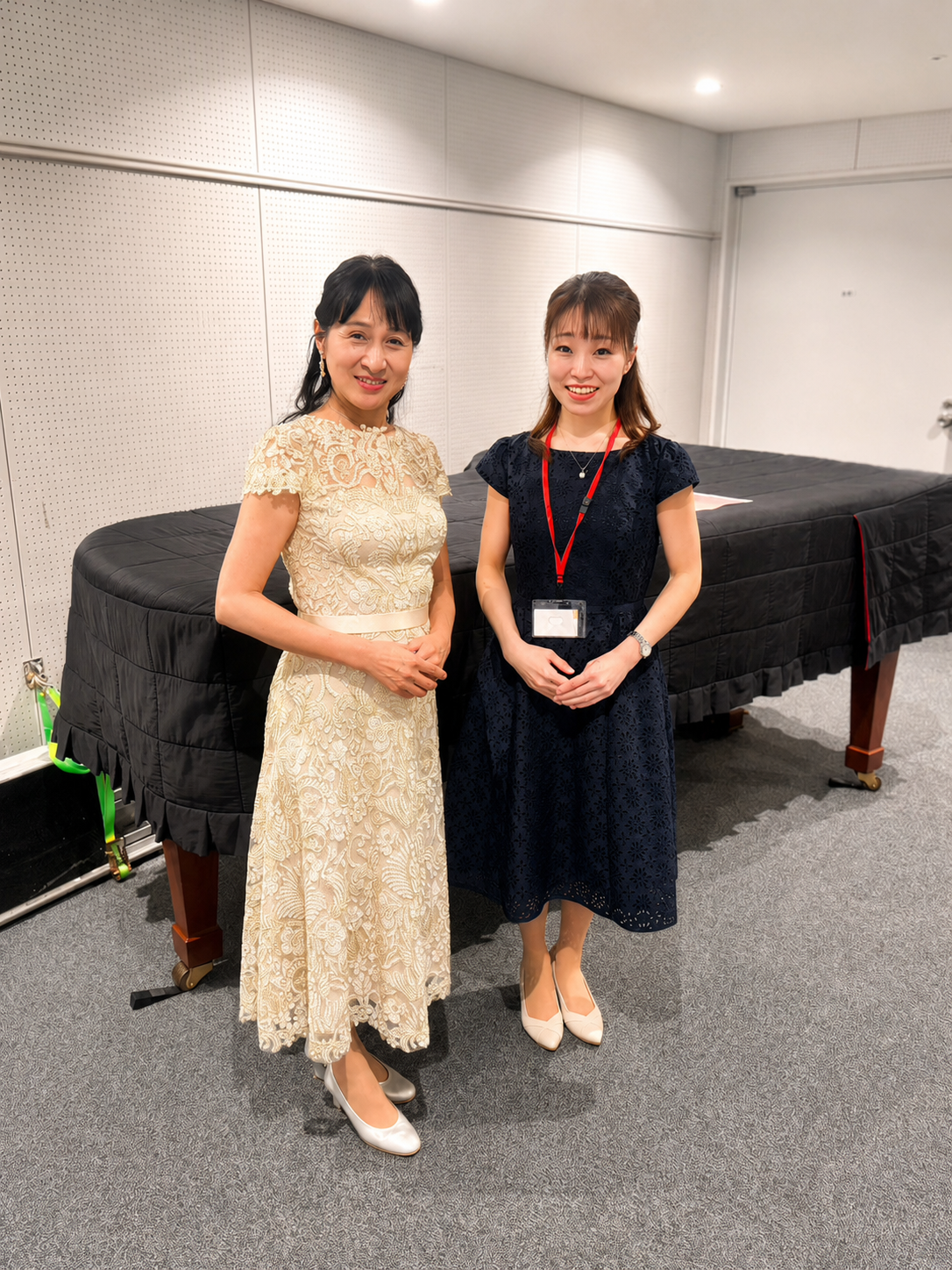 発表会会場での講師とピアノの写真
