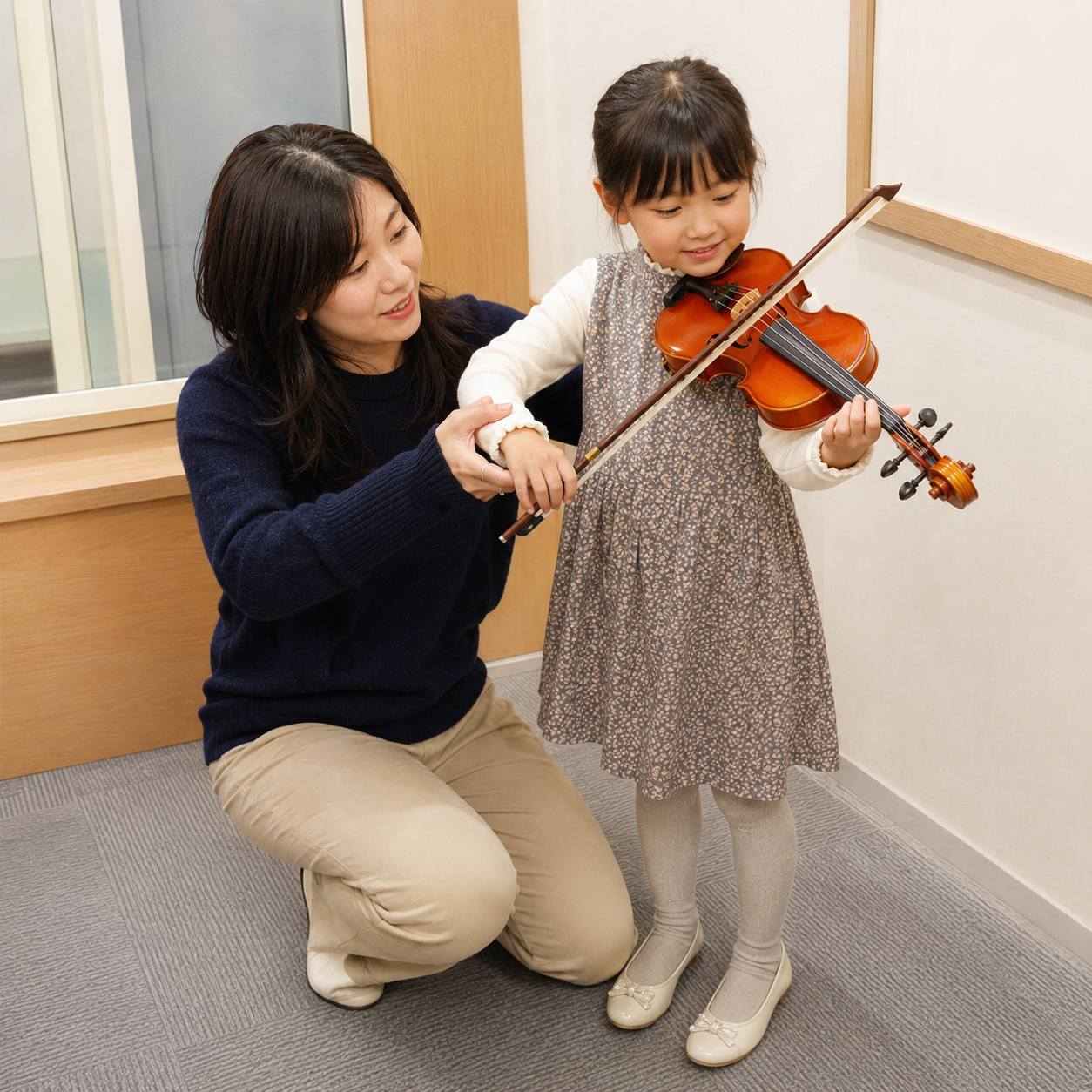 ヴァイオリンを演奏する子どものレッスン風景